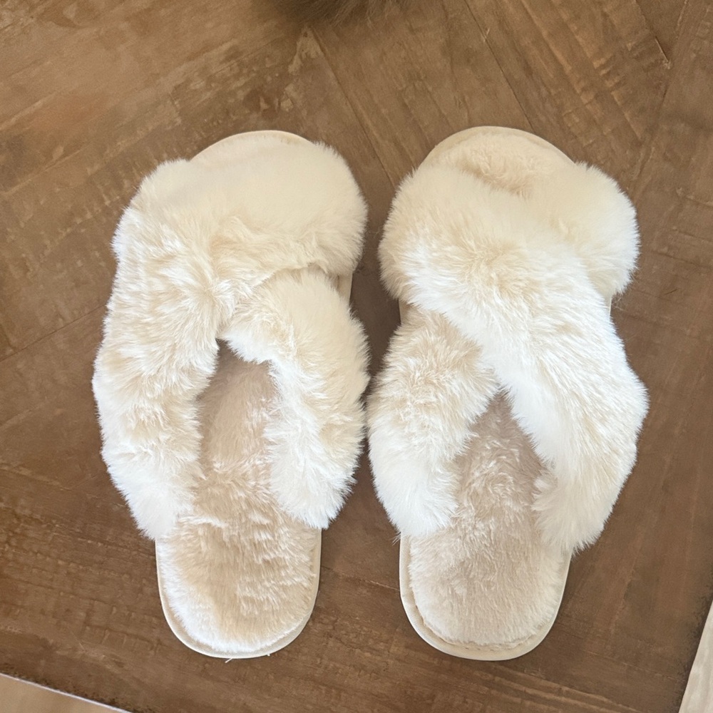 Cozy Cream Faux Fur Women's Slippers